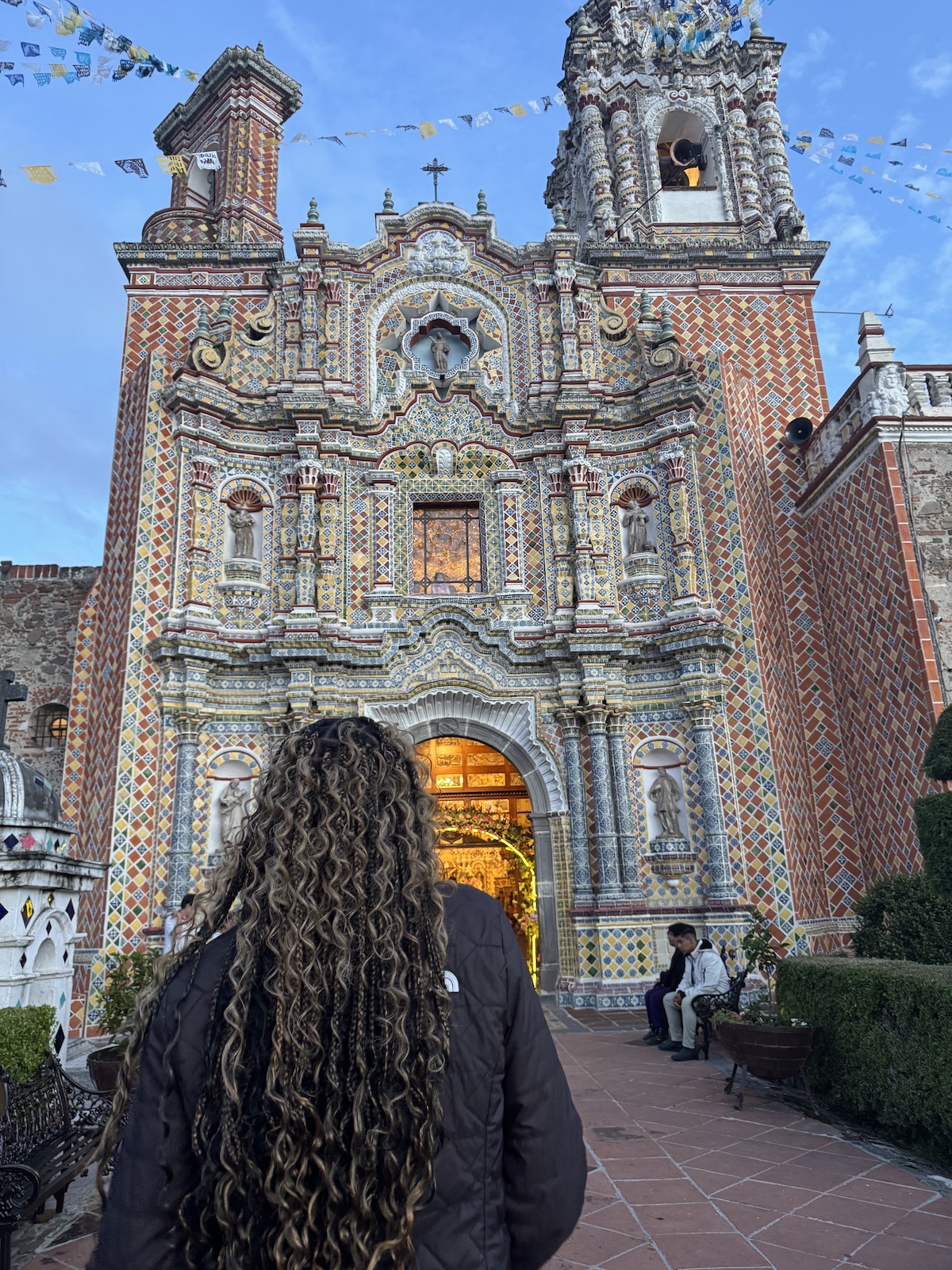 One of the best things to see in Puebla, Mexico, is to visit the Templo San Francisco Acatepec in Cholula.